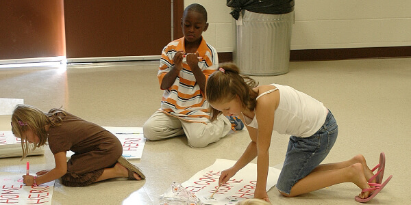 military kids make welcome home signs for loved ones